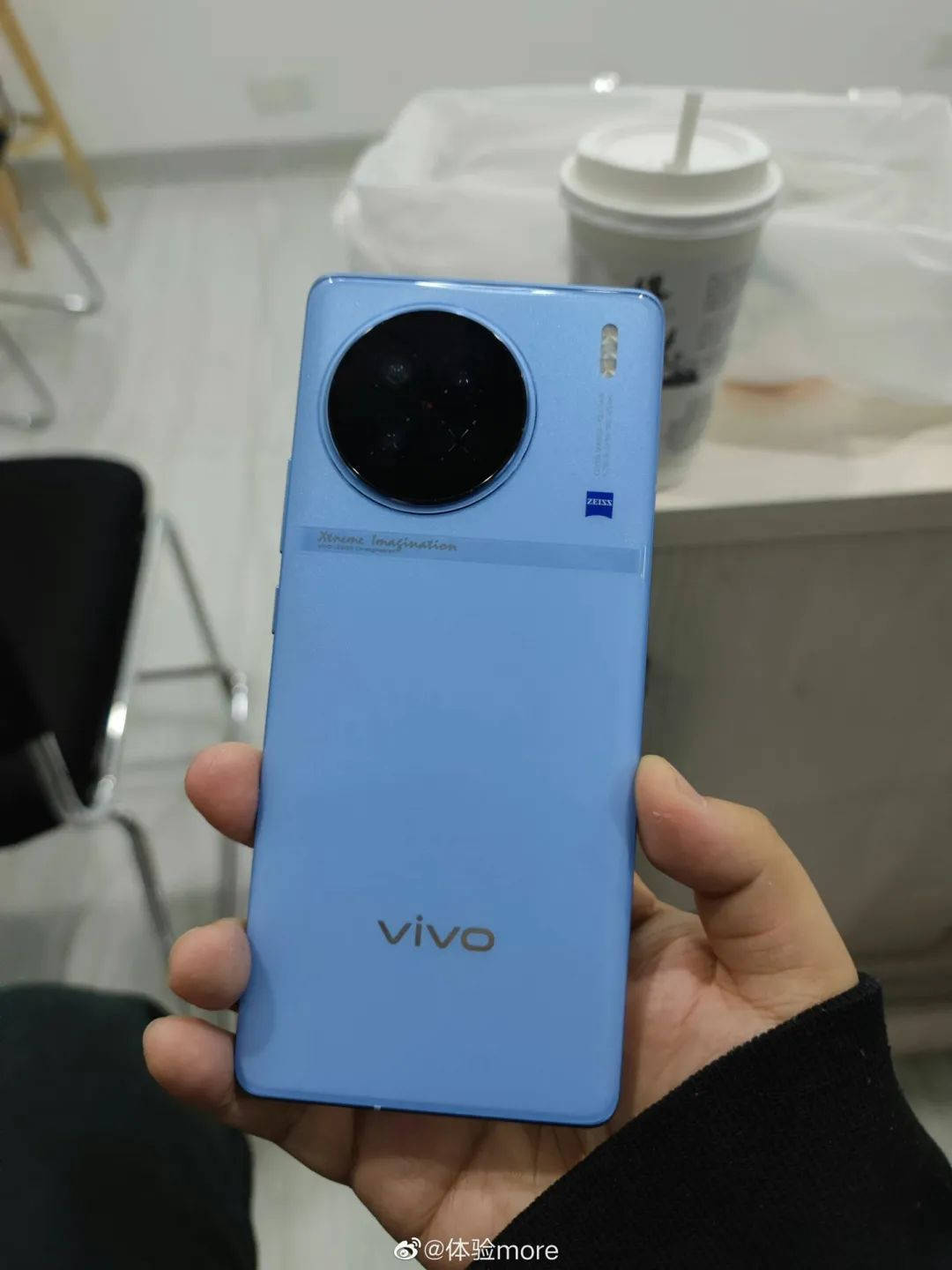 华为红色的手机主题
:vivo X90系列三色真机图曝光：红素皮与蓝黑玻璃