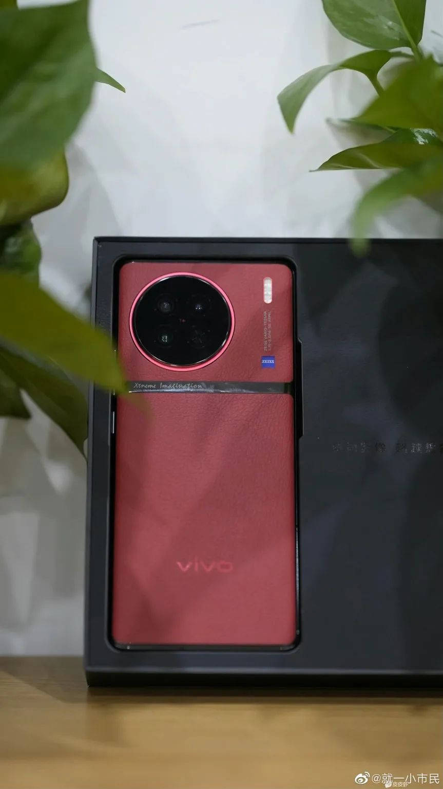 华为红色的手机主题
:vivo X90系列三色真机图曝光：红素皮与蓝黑玻璃-第2张图片-太平洋在线下载