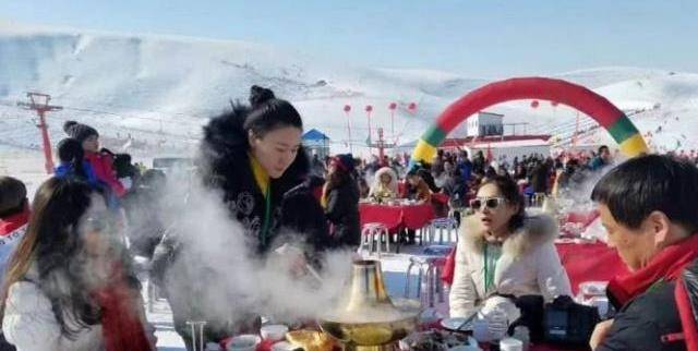 华为手机里的固件在哪看
:东北人在雪地里吃火锅，锅里煮菜很丰盛，看了才知南方的差距在哪