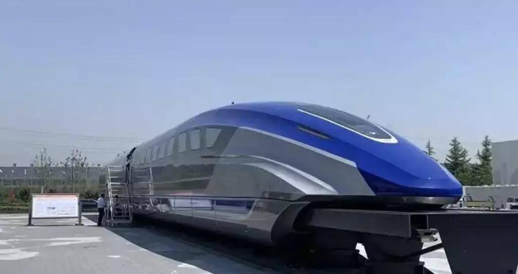 小苹果高铁乘务员版高清:中国造全球首台新式磁浮列车，令日本网友眼红，它到底有何奥秘？